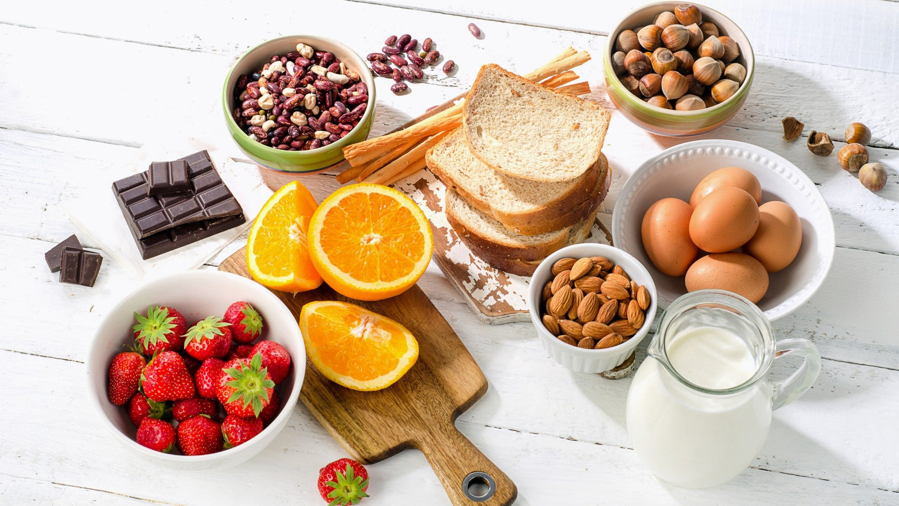 Illustration comparing food sensitivities and food allergies