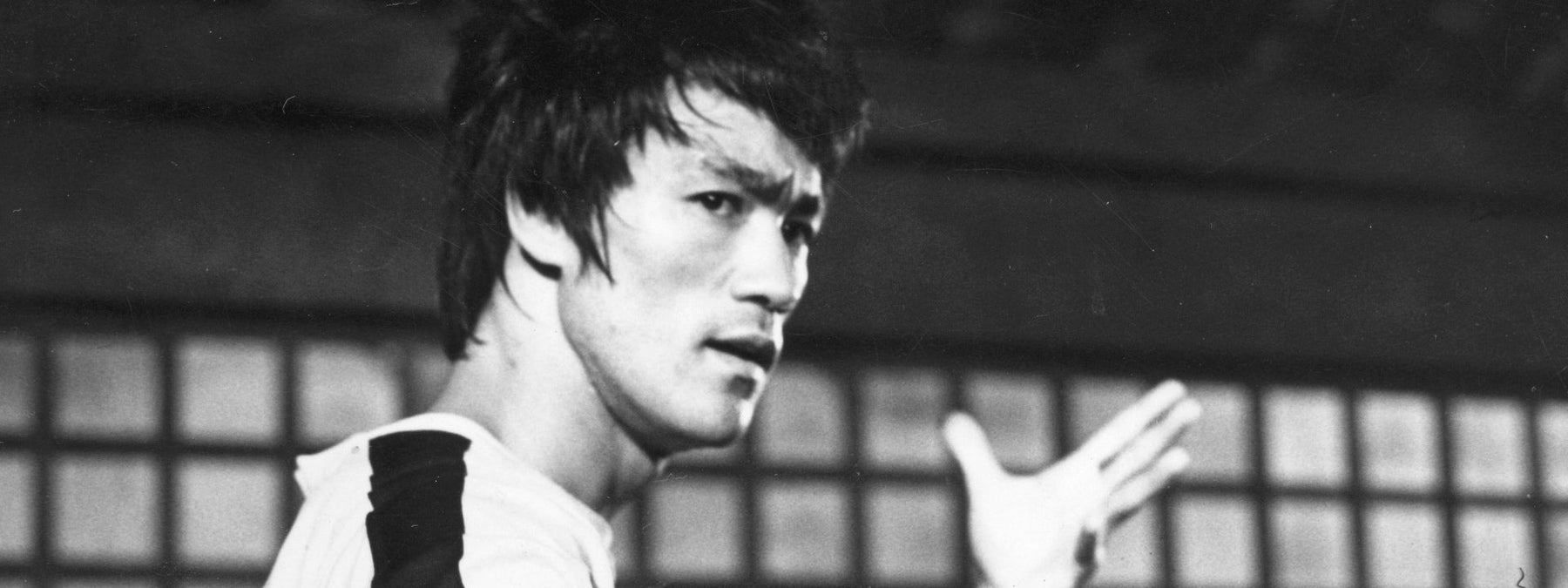 Bruce Lee demonstrating his physique of functional fitness