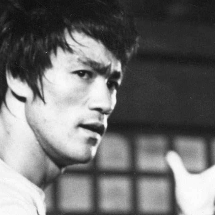 Bruce Lee demonstrating his physique of functional fitness