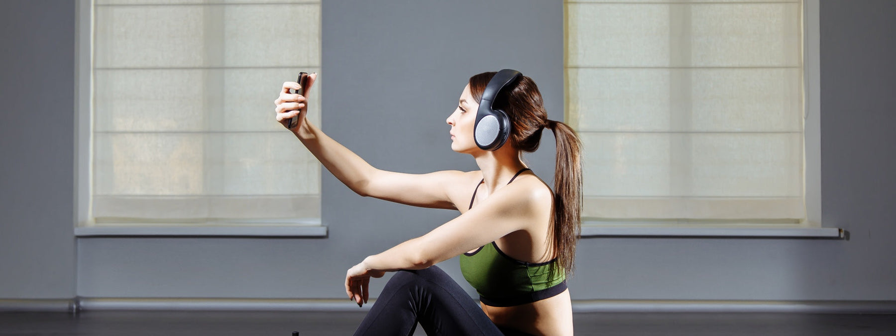 Gym selfie illustrating annoying gym pet peeves