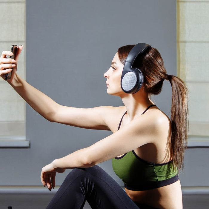 Gym selfie illustrating annoying gym pet peeves