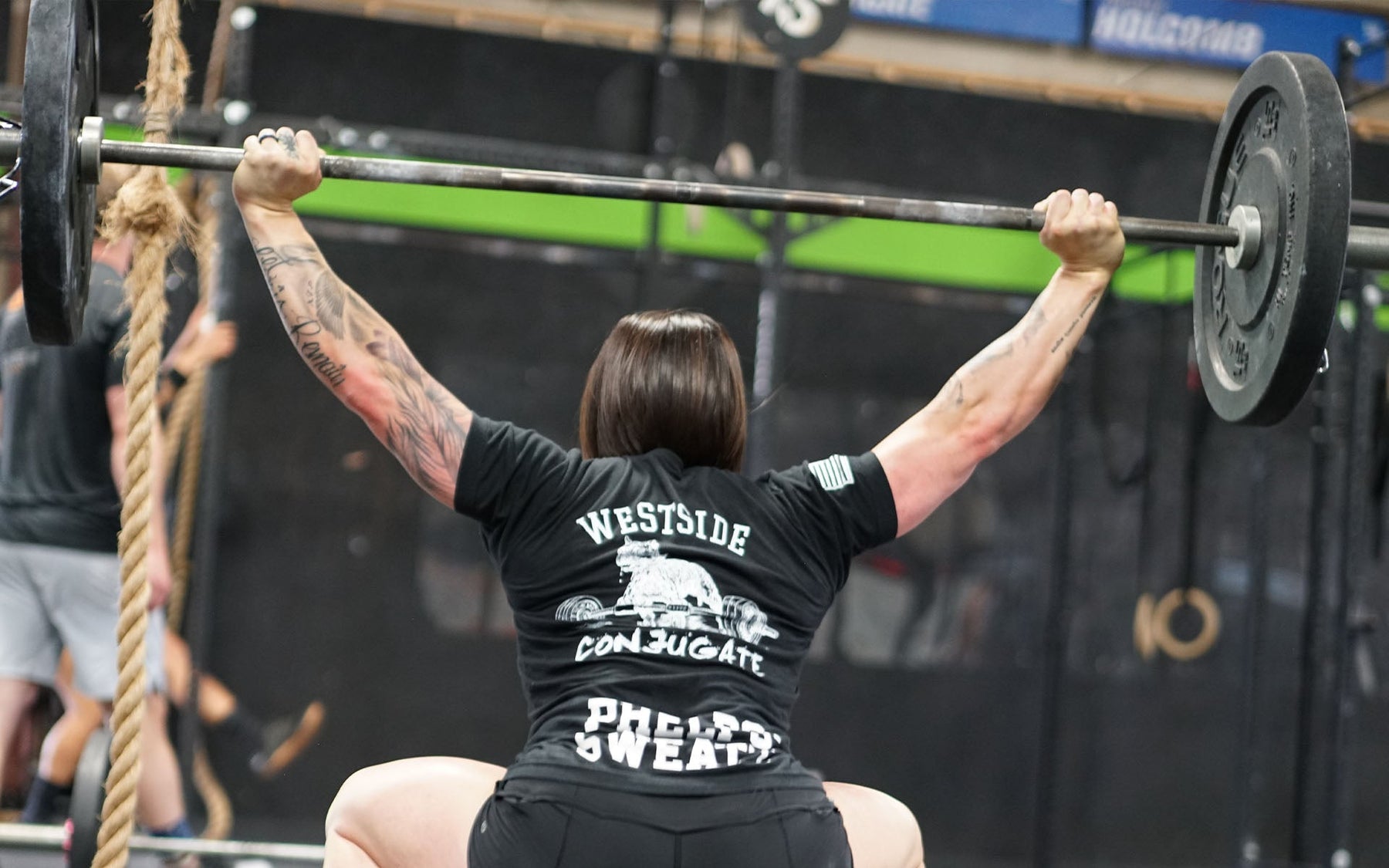Female powerlifter training for muscle gain