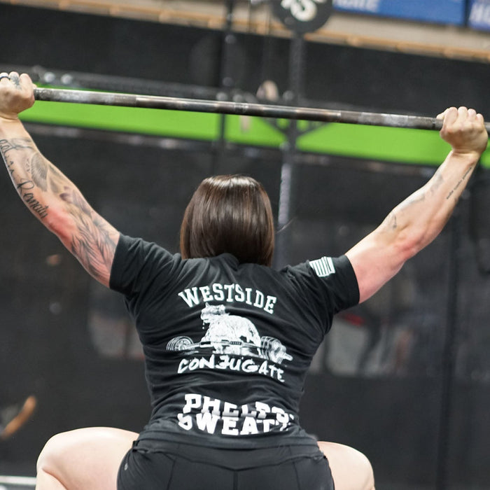 Female powerlifter training for muscle gain