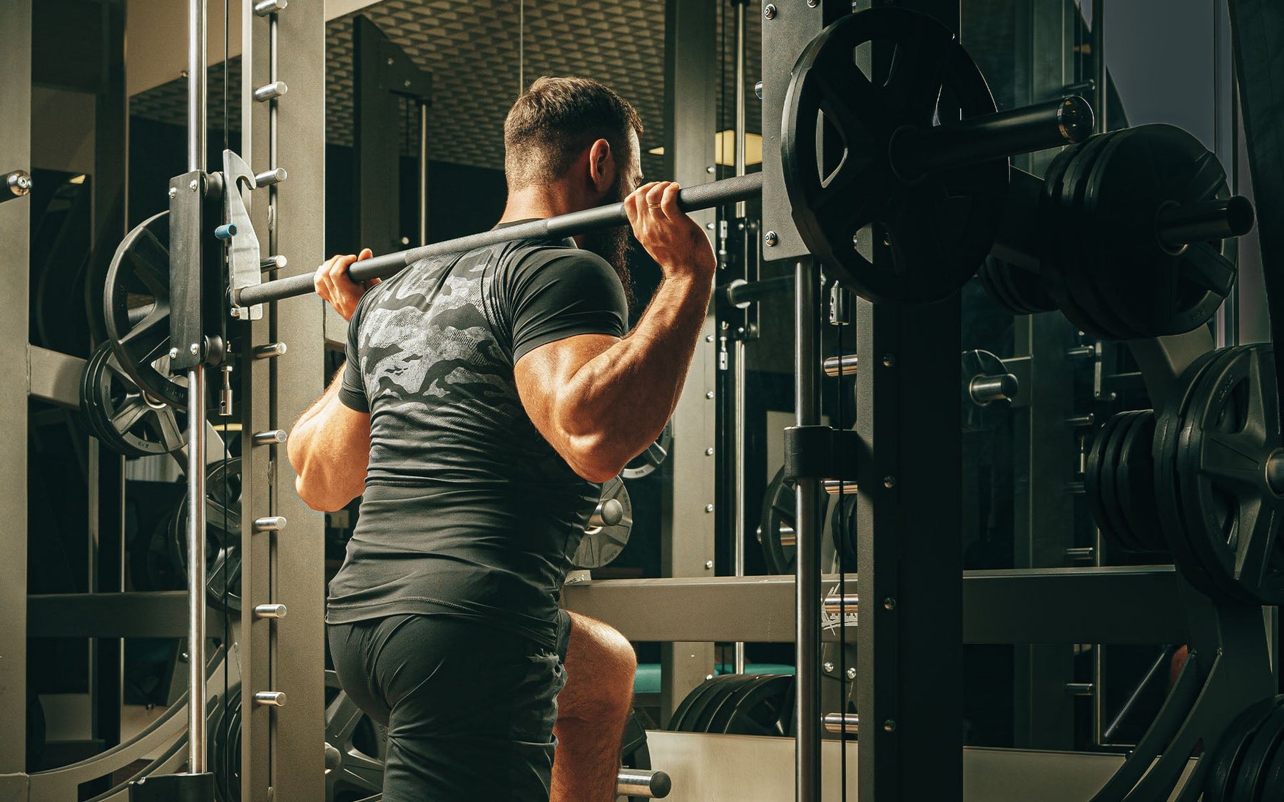 Tiger Fitness graphic debating whether the Smith machine is useful